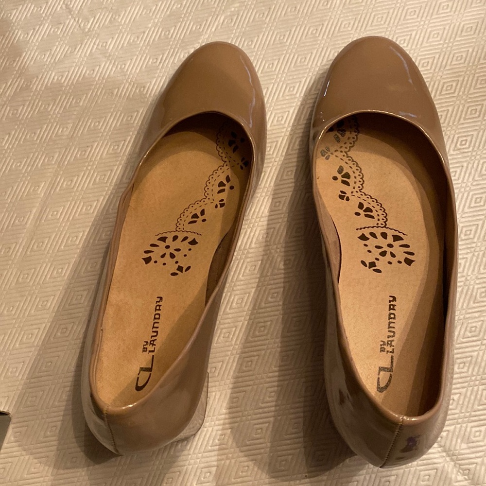 Nude patent dress shoe
